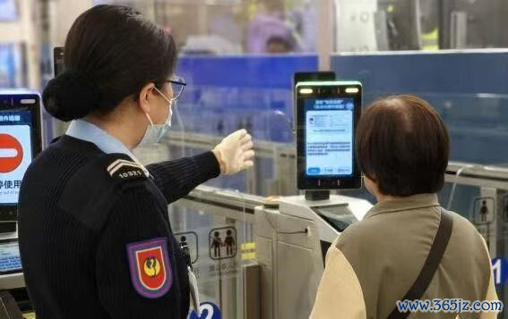 图为职责主谈主员疏导通关东谈主士登记使用“刷脸”形态。澳门特区次序侦探局供图